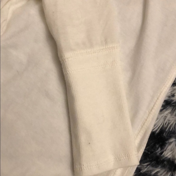 Off-white v-neck long sleeve tee - Picture 3 of 4